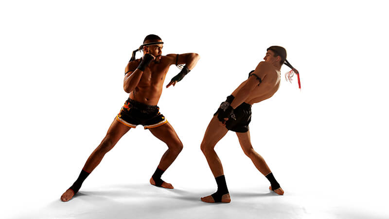 Demonstração dos golpes básicos do Muay Thai, incluindo socos, chutes e joelhadas.