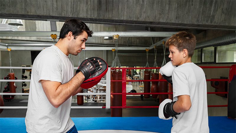 Estrutura de um treino de Muay Thai, desde o aquecimento até o alongamento final.