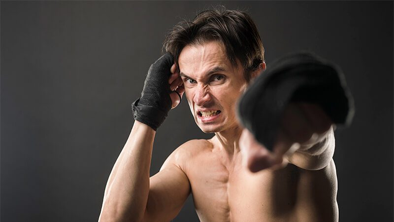 Erros de aluno iniciante durante um treino de Muay Thai.